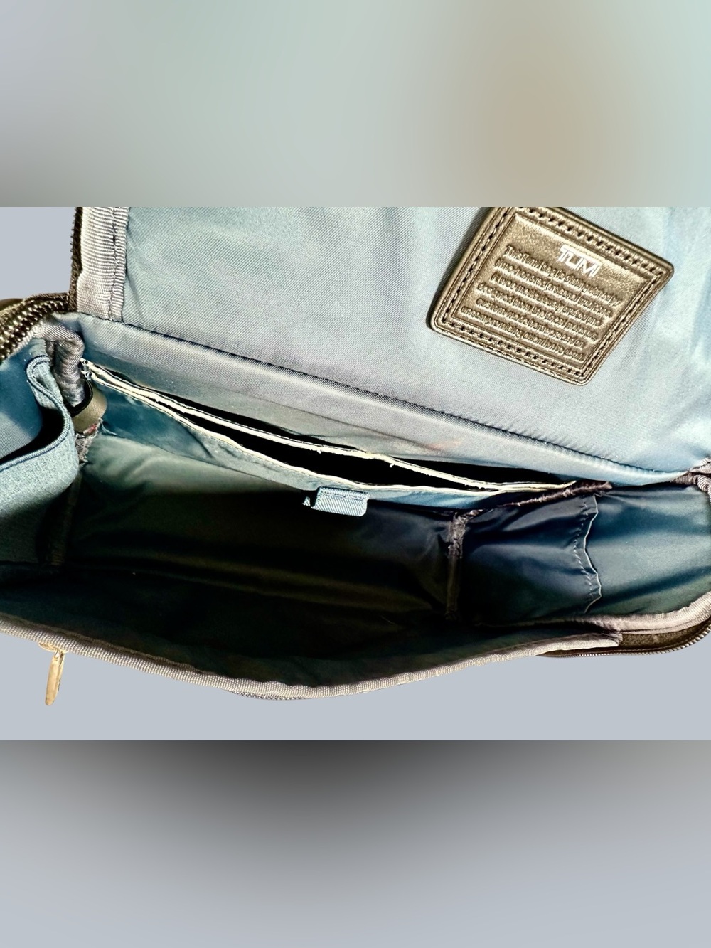 Tumi Arrivé Barajas Leather Toiletries travel kit - Picture 8 of 13